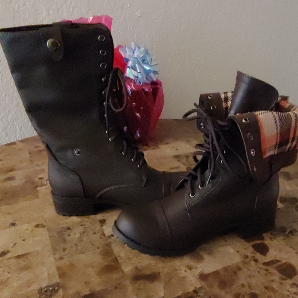 Combat boots